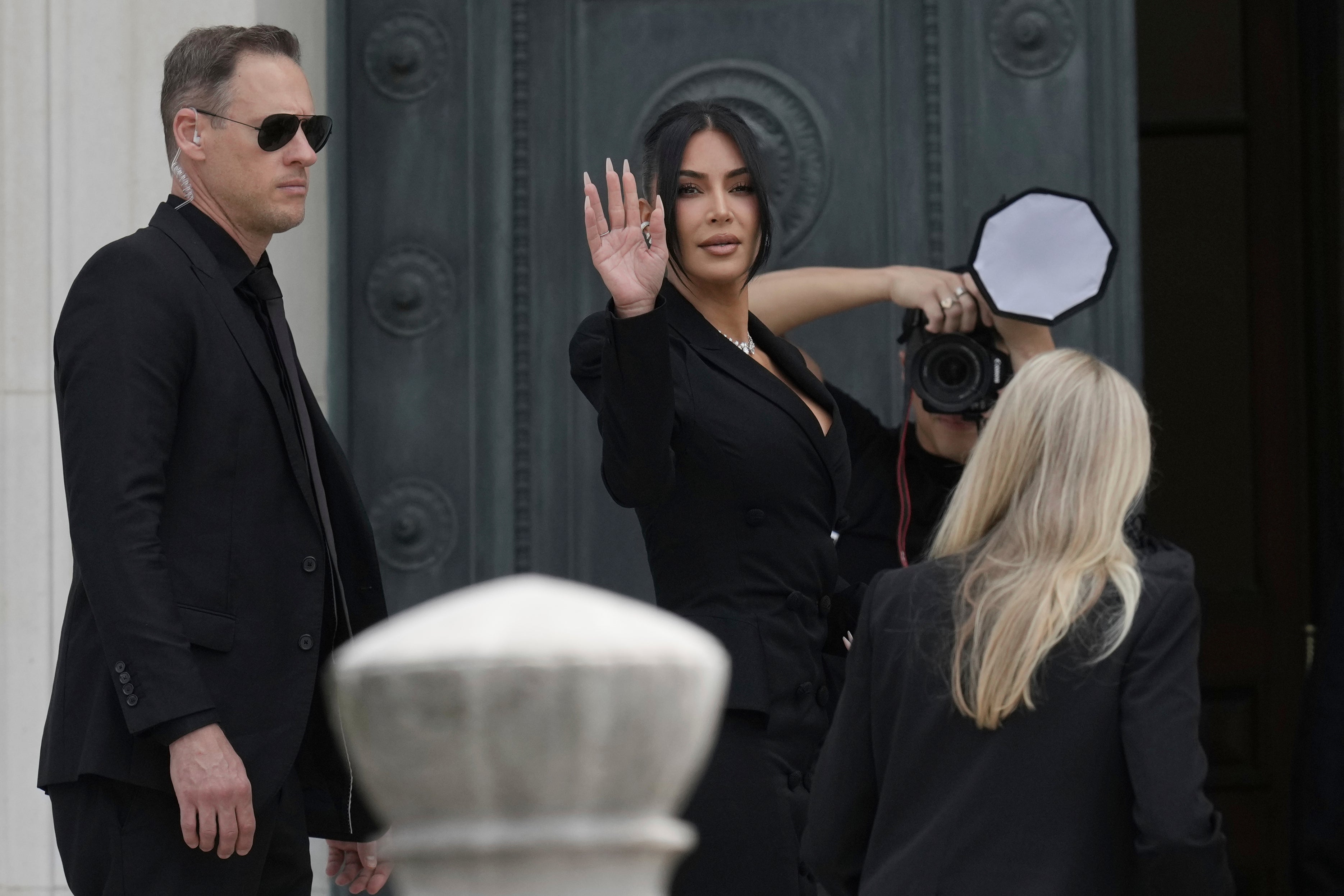 Kardashian valovi dok ona ulazi na sud