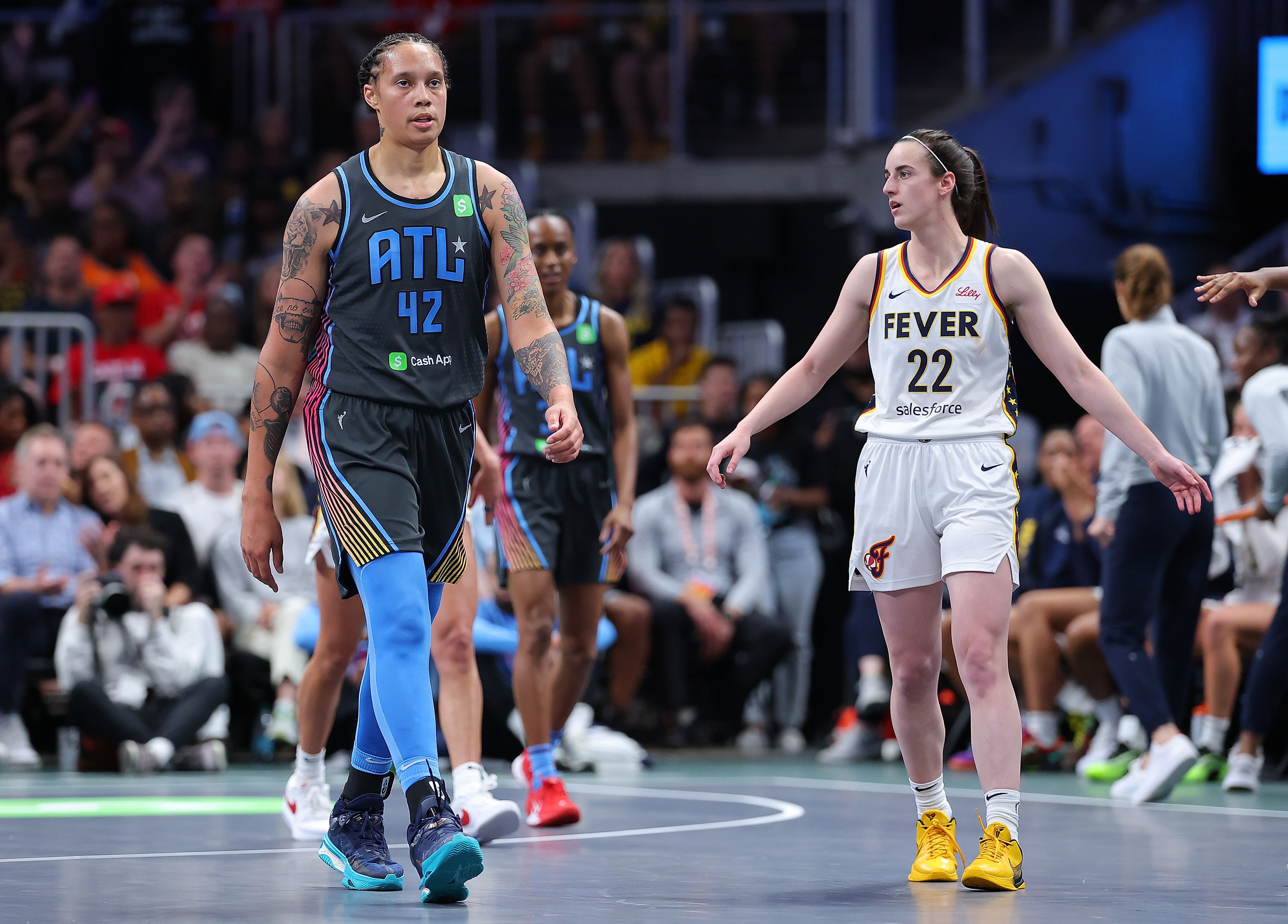 Brittney Griner #42 iz Atlanta Dream reagira nakon što je 22. svibnja 2025. izvukla prekršaj protiv Caitlin Clark #22 iz Indiane Fever