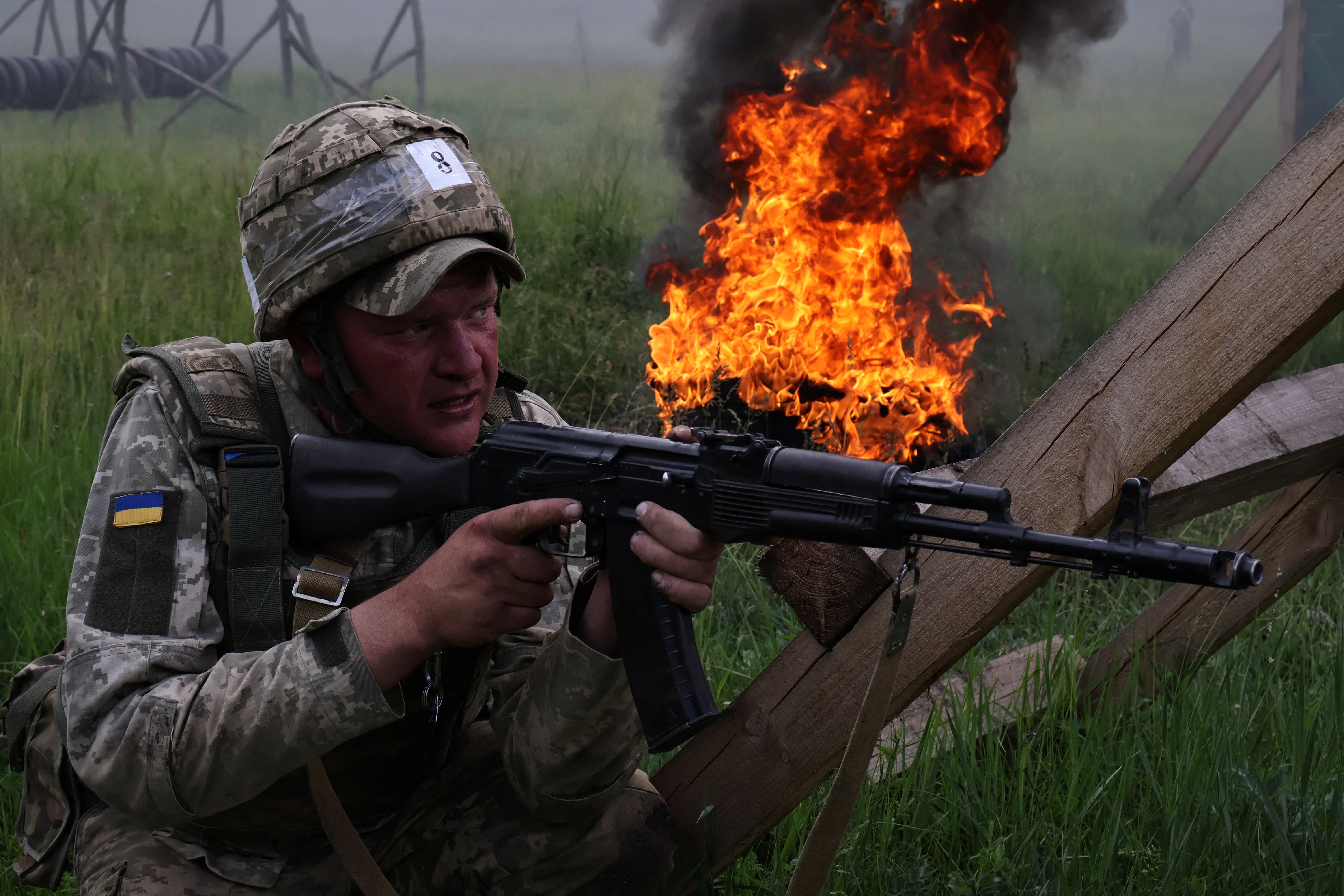 Ukrajinski vojnik iz 65. odvojene mehanizirane brigade pohađa vojnu vježbu kao regrut u blizini linije fronta u regiji Zaporizhzhia, Ukrajina