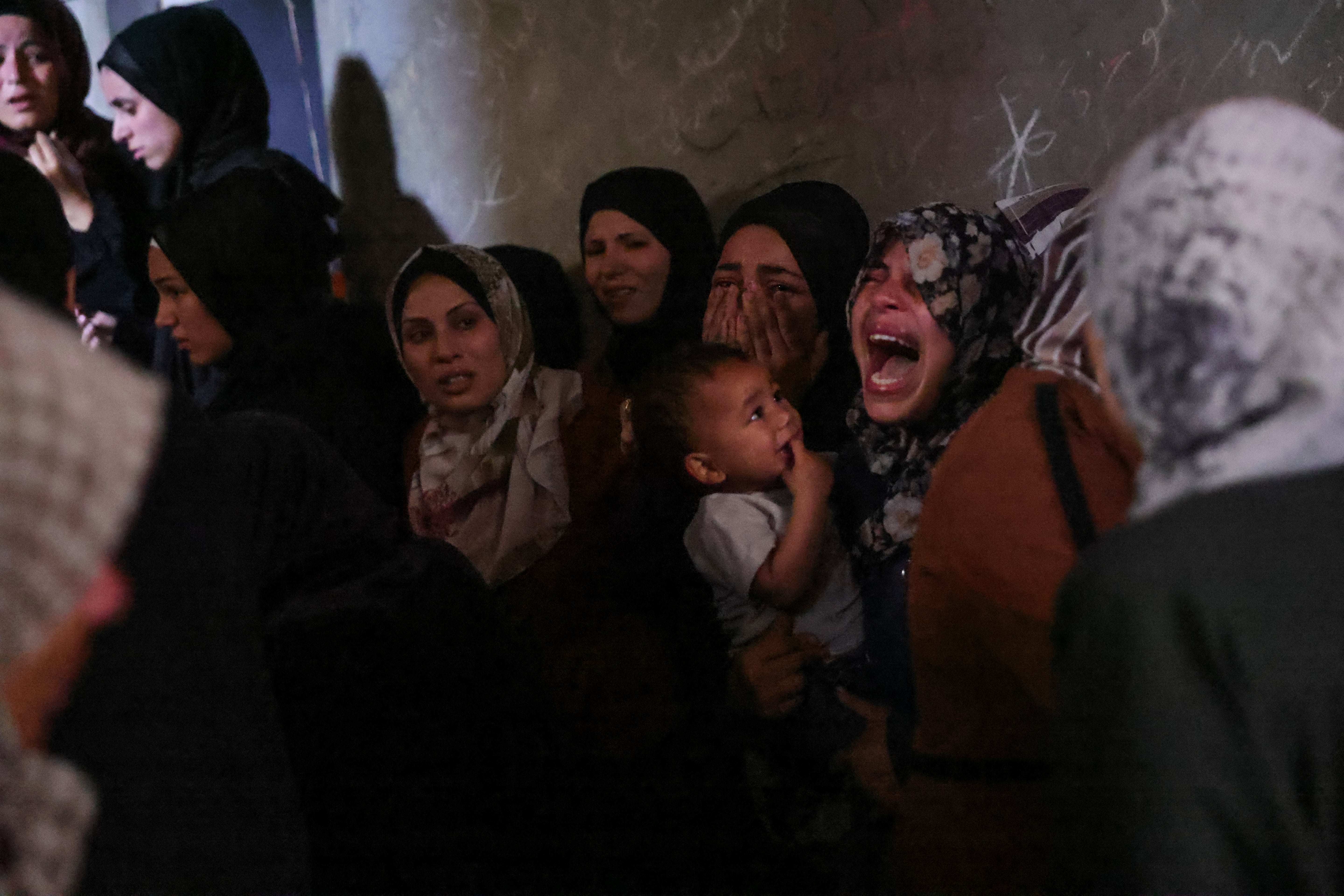 Palestinci tuguju pripadnicima obitelji Azzam ubijene u izraelskim štrajkovima u njihovom domu u središnjoj Jabaliji, Gaza, 29. svibnja 2025.