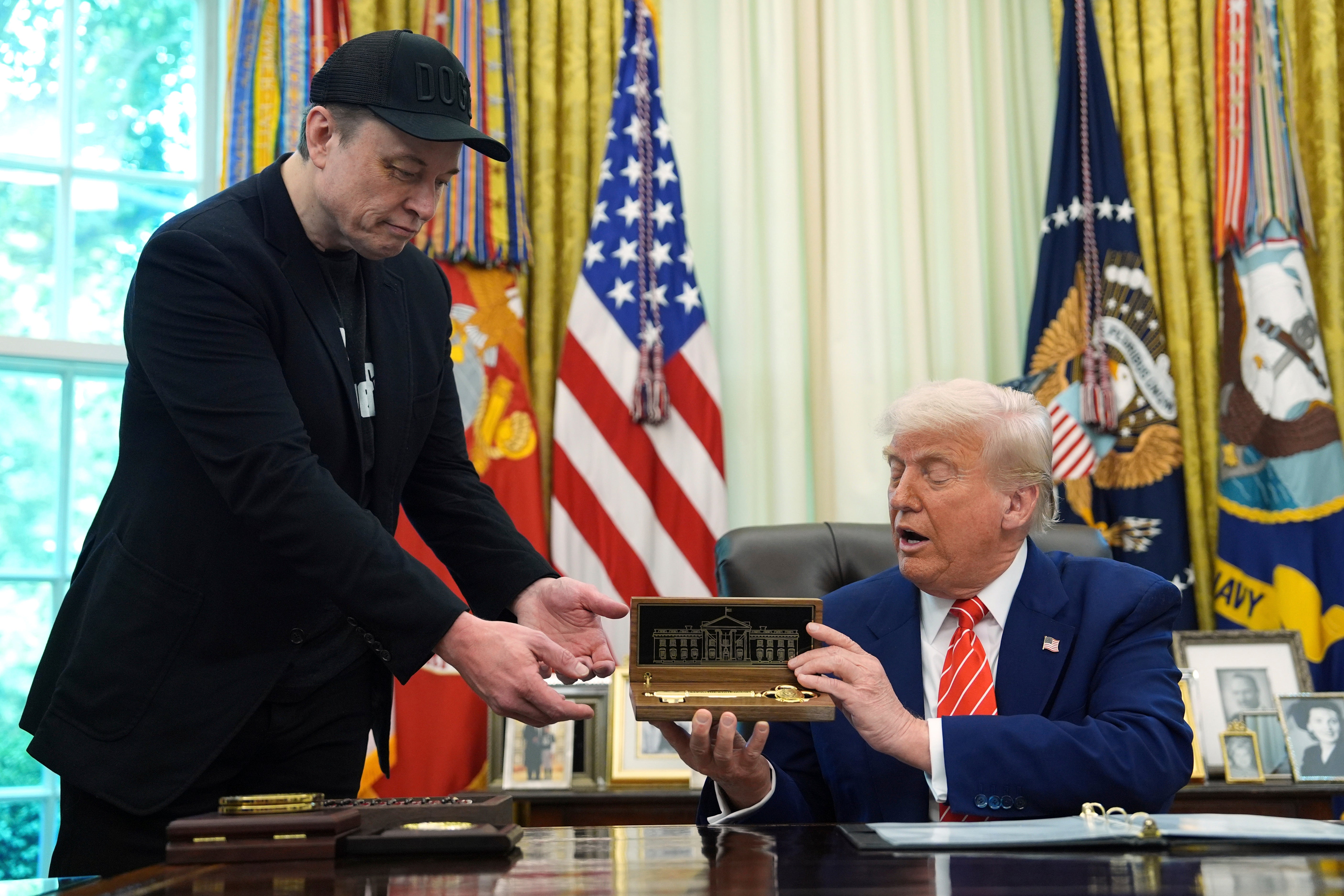 Trump, u redu, predstavio je ključ za Elona Muska kao znak zahvalnosti tijekom konferencije za novinare Ovalnog ureda u petak