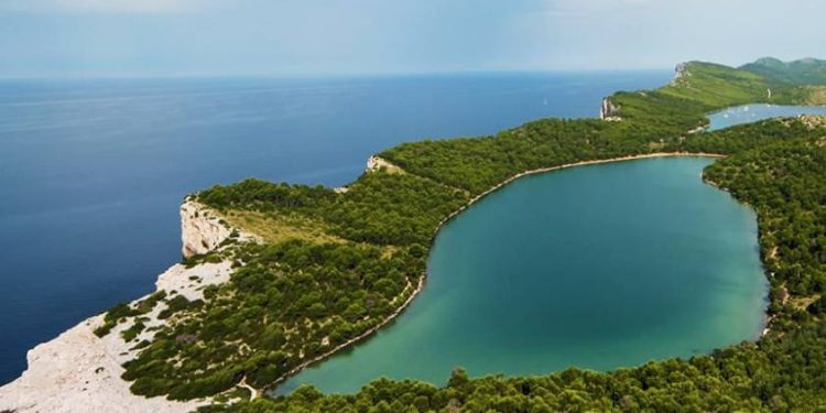 ŠKRAPE, SOL, VELIKE JEGULJE I LJEKOVITI MULJ Slano jezero Mir na Dugom Otoku mjesto je koje vrijedi posjetiti!