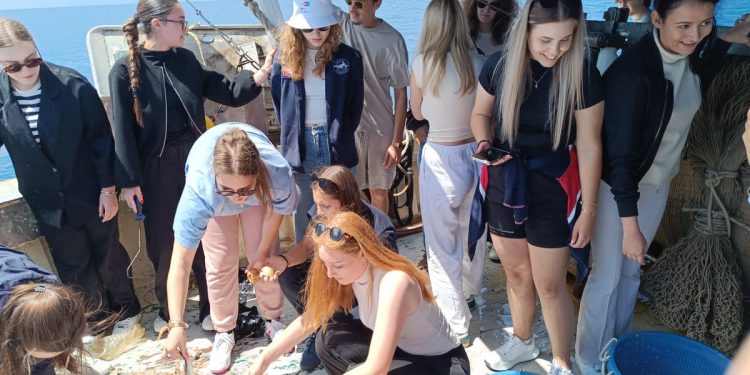 SPLITSKI STUDENTI Terenska nastava na koćarici “Jadran tri”