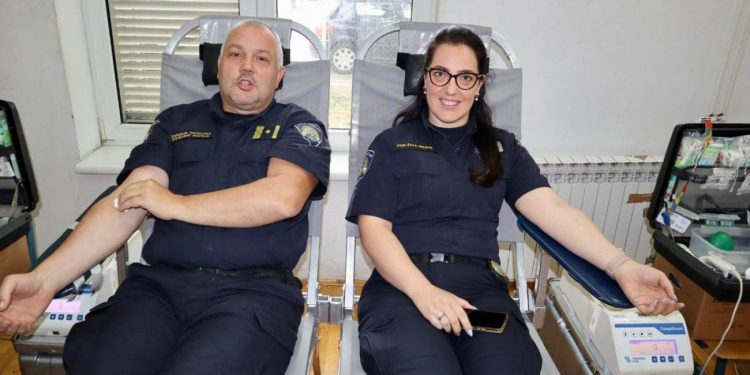 SRCE HUMANOSTI U SOLINU: Policajci, vatrogasci i motociklisti udružili snage i spasili živote