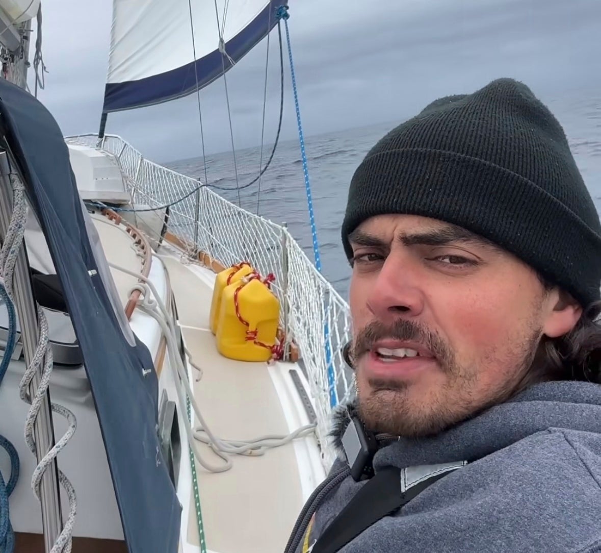 U ovom ScreenGrabu snimljenom iz videa objavljenog na Instagram računu Olivera Widgera u subotu, 3. svibnja, Widger razgovara s kamerom negdje u Tihom oceanu