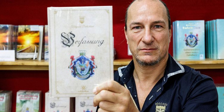 Samoproglašeni ‘Kralj Njemačke’ Peter Fitzek uhićen u zemlji Reichsbürger COUP