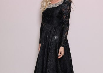 Sarah Jessica Parker izgleda glamurozno u crnoj haljini s bežikom dok se pridružuje stilski Kristin Davis i baš poput one fotokale u Parizu, jer nova serija napokon impresionira kritičare