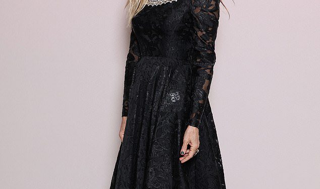 Sarah Jessica Parker izgleda glamurozno u crnoj haljini s bežikom dok se pridružuje stilski Kristin Davis i baš poput one fotokale u Parizu, jer nova serija napokon impresionira kritičare