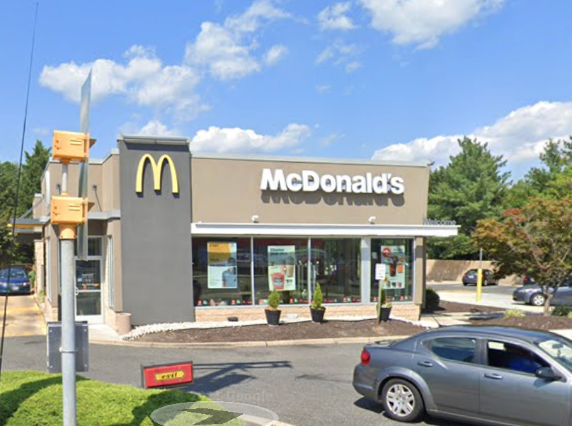 Od kupaca se može tražiti da pokažu ID žele li pojesti unutar ovog McDonald'sa u okrugu Fairfax, Virgnia