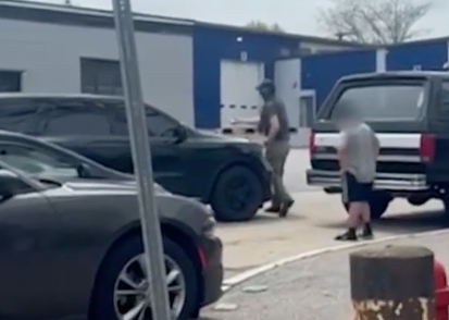 Dijete je ostavljeno na ulici nakon uhićenja agenata ICE -a u Walthamu, Massachusetts