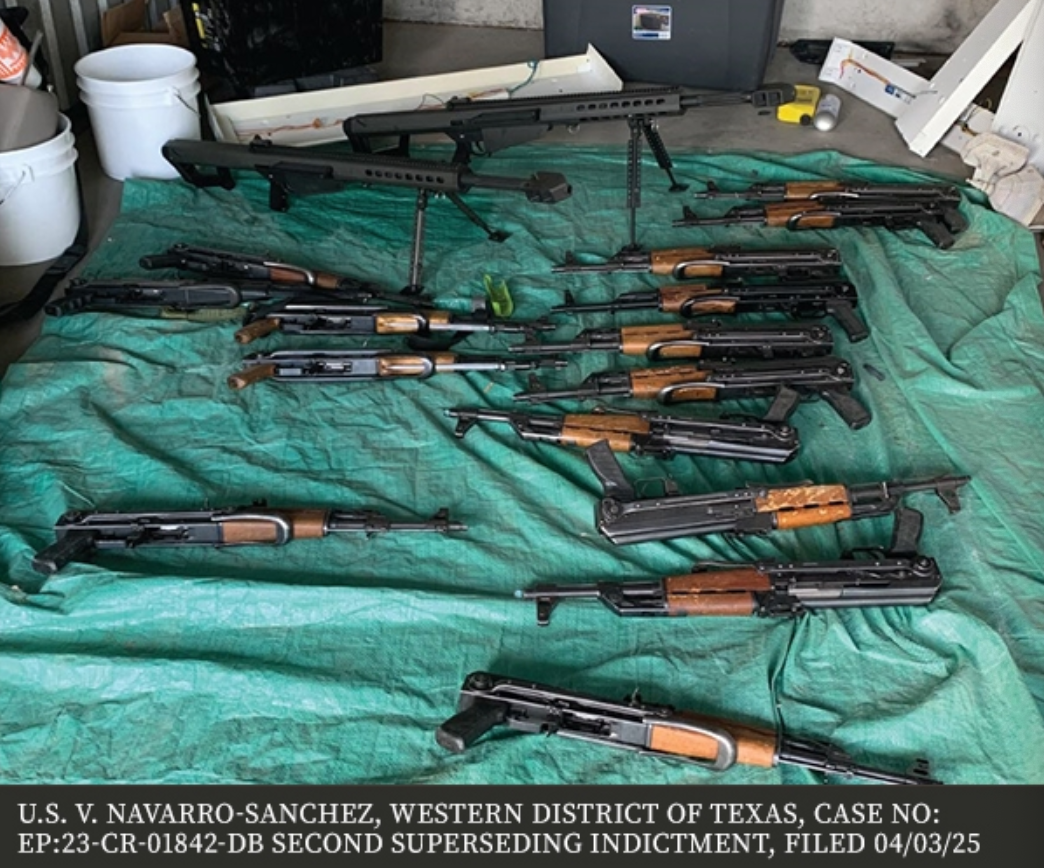 Brojne puške AK-47 i dvije puške kalibra .50. Navarro-Sanchez je prva osoba optužena prema novim američkim optužbama usmjerenim na pojedince optužene za pružanje materijalne pomoći terorističkim organizacijama