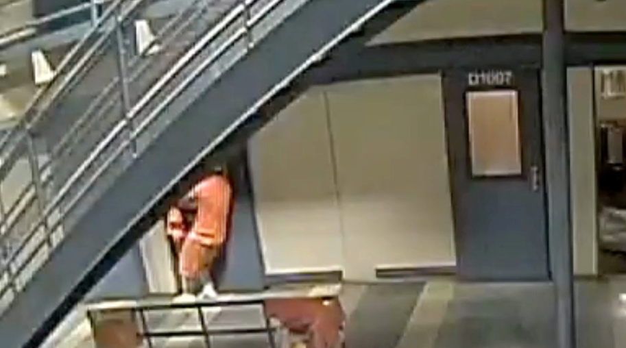 Zatvorenici u Orleans Justice Center -u otvaraju vrata ćelije za koje je šerif rekao da su neispravni