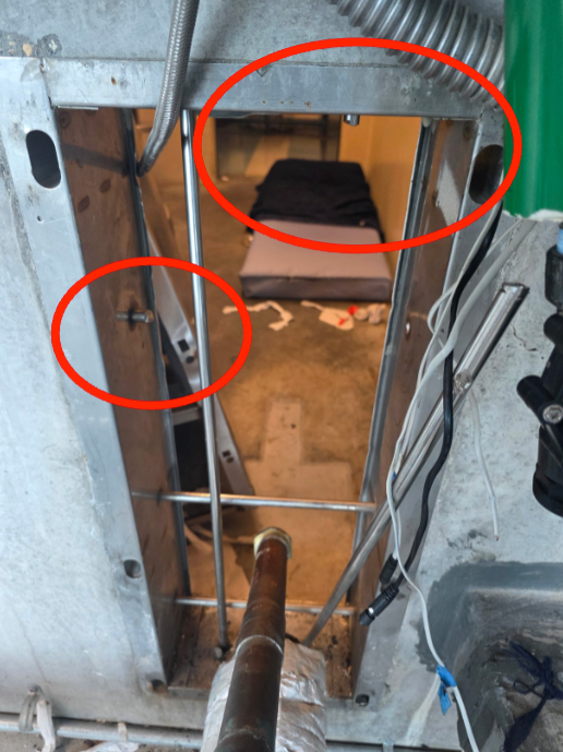 Policijska fotografija prikazuje rezove napravljene na barovima iza toaleta u Orleans Justice Centru