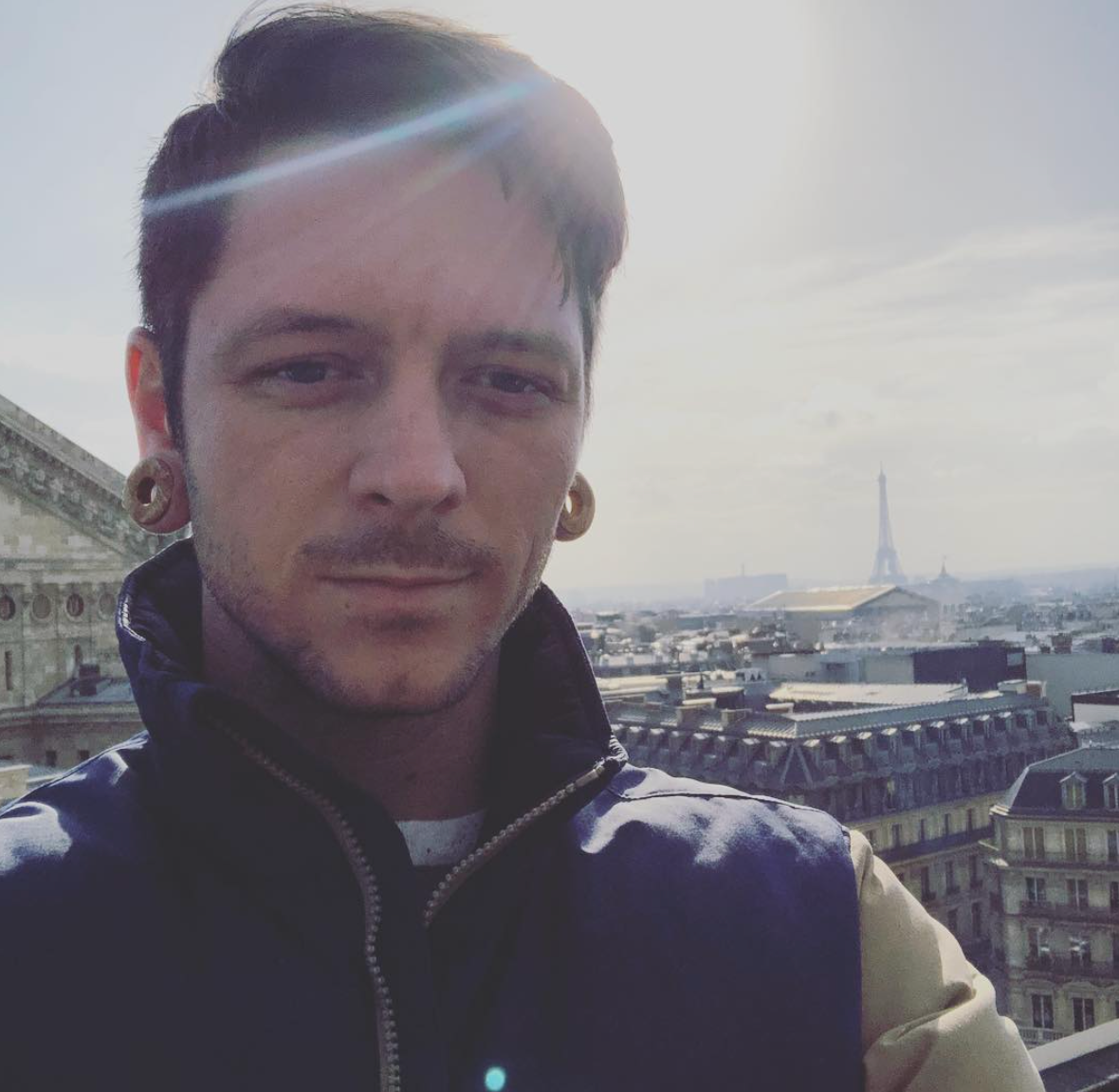 Daniel Williams bio je bivši bubnjar metal-core benda The Devil Wears Prada, a njegovu obitelj je identificirao kao žrtvu sudara, Per TMZ
