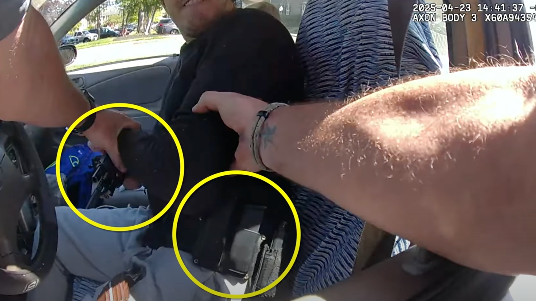 U snimku, Wali kaže prvom policajcu da nema vozačku dozvolu ili registraciju