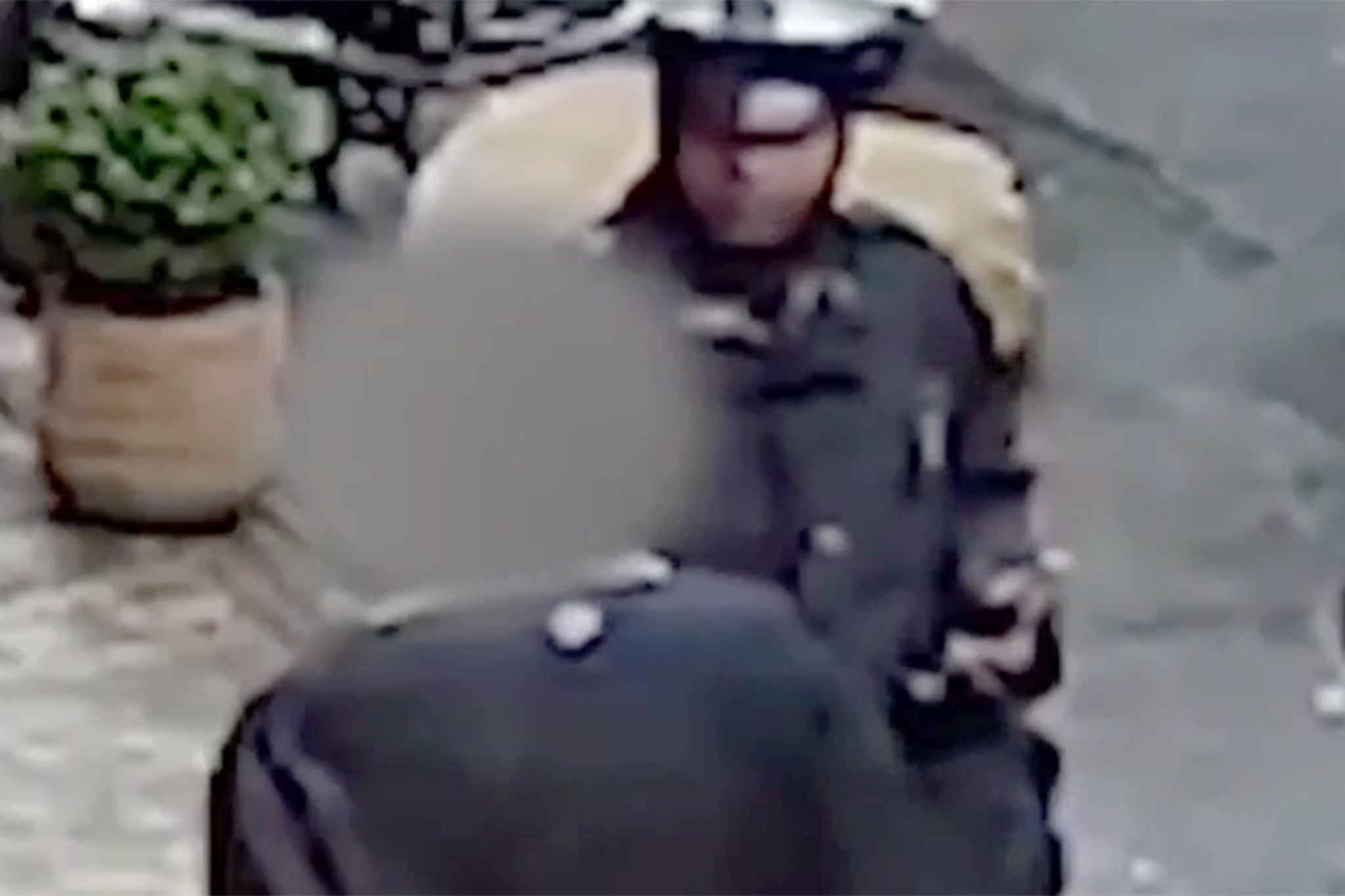 Novi video prikazuje žrtvu nakon bijega na navodnu otmicu, mučenje u Nolita TownHomevideo dobio isključivo NBC New York, pokazuje da su muškarac koji su dvojica gospodarstvenika držali i mučili u gradsku kuću u New Yorku koji je zahtijevao svoju lozinku Bitcoin. Viđen je kako trči ulicom razbacan i bez cipela, tražeći od prometnog službenika za pomoć