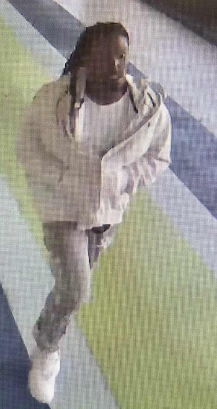 Fotografija, koja je zabilježena na sigurnosnim snimcima nakon njegovog bijega, pokazuje da su mu ruke bile ugušene u majicu