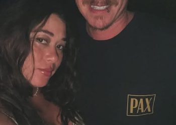 Sin Johna Farnhama James preskače bebe svog trudnog partnera dok se pripremaju da zajedno dočekuju svoje prvo dijete