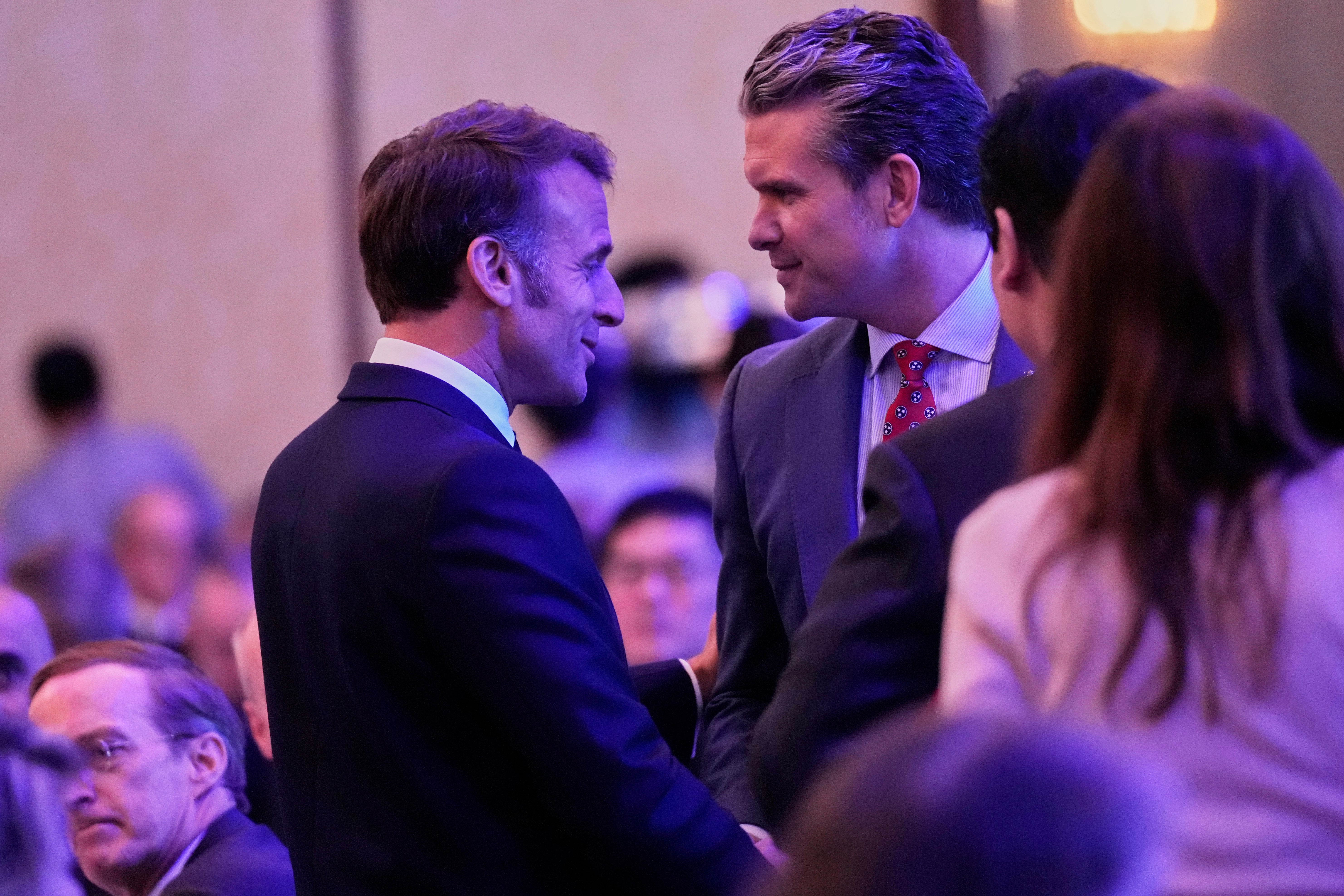 Francuski predsjednik Emmanuel Macron, lijevo, i američki ministar obrane Pete Hegseth Talk tijekom 22. Samita dijaloga Shangri-La u Singapuru
