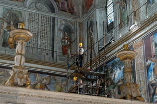 Radnici instaliraju štednjak i dimnjak unutar Sikstinske kapele