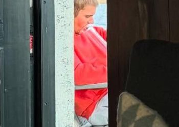 Sjajni detalji u Justinu Bieber -u puknu zabrinutost zbog upotrebe droga