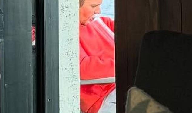 Sjajni detalji u Justinu Bieber -u puknu zabrinutost zbog upotrebe droga