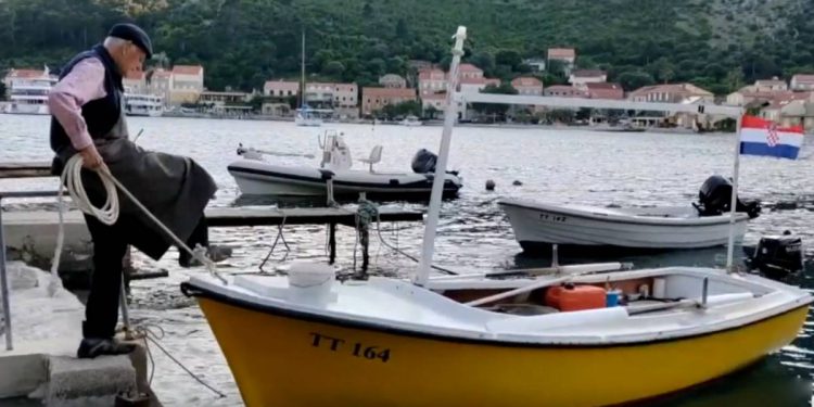 Šjor Božo s Pelješca proslavio stoti rođendan i odmah uskočio na svoju barku u ribolov!