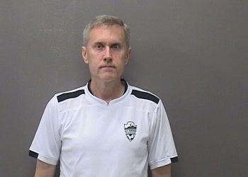 Školski nadzornik ostavio je dopust nakon što je suprug bivšeg učitelja uhićen zbog kršenja dječjeg pornografije