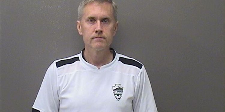 Školski nadzornik ostavio je dopust nakon što je suprug bivšeg učitelja uhićen zbog kršenja dječjeg pornografije