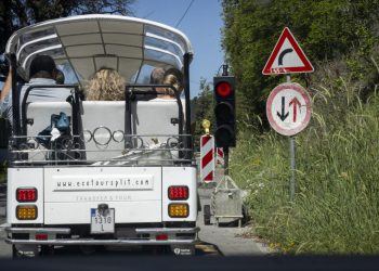 Slobodna Dalmacija – Do popularne splitske plaže ovog će ljeta samo oni najdebljih živaca. Semafor i dalje stoji, zid samo što nije pao…