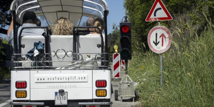 Slobodna Dalmacija – Do popularne splitske plaže ovog će ljeta samo oni najdebljih živaca. Semafor i dalje stoji, zid samo što nije pao…