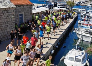 Slobodna Dalmacija – I stari i mladi na Braču trčali i prikupljali sredstva za djevojčice prerano preminule Tee Perović i ‘Bračke pupoljke’