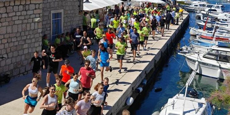 Slobodna Dalmacija – I stari i mladi na Braču trčali i prikupljali sredstva za djevojčice prerano preminule Tee Perović i ‘Bračke pupoljke’