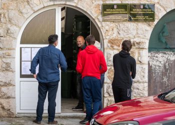 Slobodna Dalmacija – Izborni dan u općini s najmanje birača: Turisti bi milijune eura ostavili, a mi se još bavimo Četnikom i ‘četnicima’