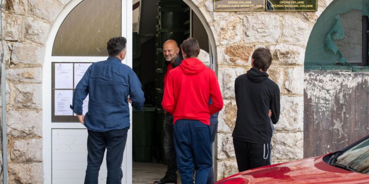 Slobodna Dalmacija – Izborni dan u općini s najmanje birača: Turisti bi milijune eura ostavili, a mi se još bavimo Četnikom i ‘četnicima’