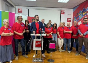 Slobodna Dalmacija – Kandidati lijeve koalicije izveli performans s Puljkom u glavnoj ulozi, građanima poručili: Nas se boje, i to s razlogom