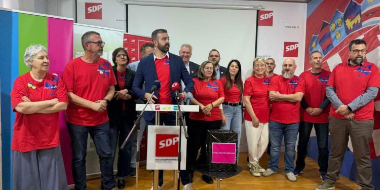 Slobodna Dalmacija – Kandidati lijeve koalicije izveli performans s Puljkom u glavnoj ulozi, građanima poručili: Nas se boje, i to s razlogom