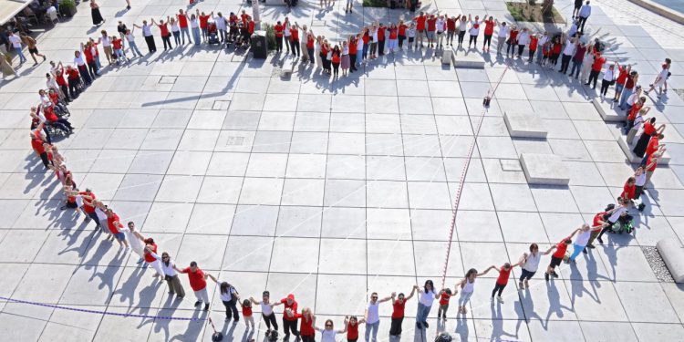 Slobodna Dalmacija – Koje veselje i fešta na splitskoj Rivi! Poznata udruga slavi 30. rođendan, snimljena i milenijska fotografija…