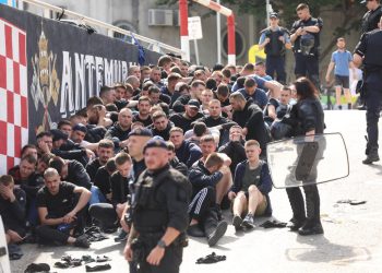 Slobodna Dalmacija – Konačni izvještaj policije nakon jučerašnjeg divljanja u Splitu; privedeno 198 navijača, ozlijeđen 21 policajac…