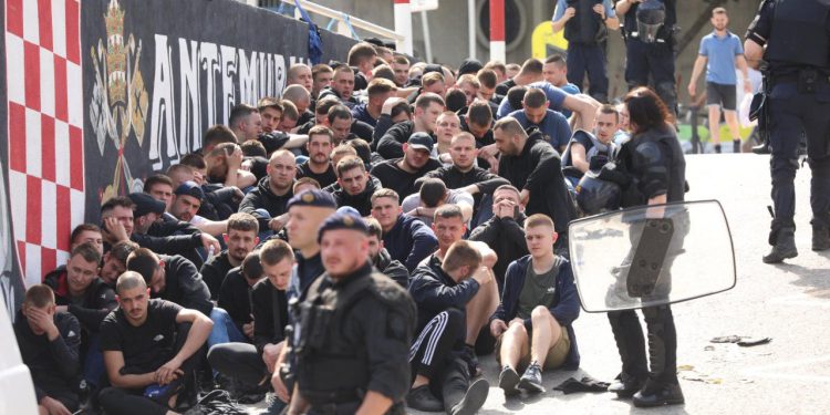 Slobodna Dalmacija – Konačni izvještaj policije nakon jučerašnjeg divljanja u Splitu; privedeno 198 navijača, ozlijeđen 21 policajac…