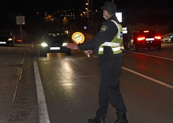 Slobodna Dalmacija – Mlađahni vozač bez dozvole bježao sinjskoj policiji; nije daleko stigao, privelo ga u stanicu. Traži se rigorozna kazna