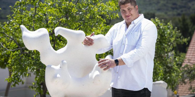 Slobodna Dalmacija – Mladi kipar najveće iznenađenje izbora na Braču! Supetar ostaje u rukama SDP-a, HDZ-u više načelničkih mjesta