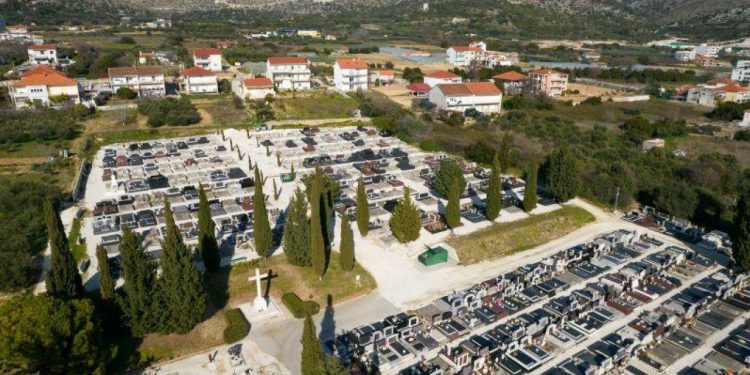 Slobodna Dalmacija – Na ovom su dalmatinskom groblju pokapani velikani. Sad se uređuje i širi, arhitekt nam je pokazao kako će izgledati