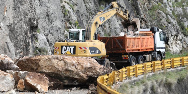 Slobodna Dalmacija – Otvara li se konačno sutra za promet važna dionica državne ceste? Prošlo je više od mjesec dana od opasnog odrona…
