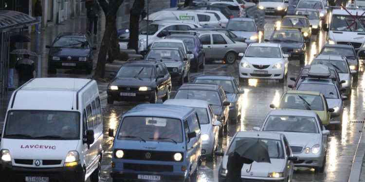 Slobodna Dalmacija – Potpuni kolaps prometa u ulici u centru Splita; vozačima se savjetuje da biraju alternativne pravce