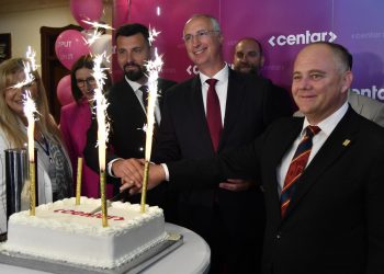 Slobodna Dalmacija – Puljak reže tortu, ali pred njim su teška vremena! Situacija u Gradskom vijeću ne izgleda bajno; prijeti ovaj scenarij