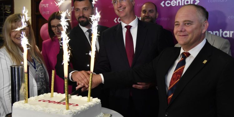 Slobodna Dalmacija – Puljak reže tortu, ali pred njim su teška vremena! Situacija u Gradskom vijeću ne izgleda bajno; prijeti ovaj scenarij