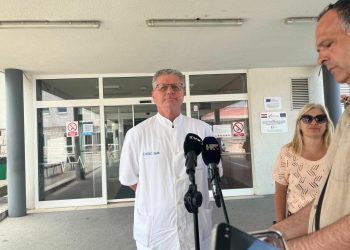 Slobodna Dalmacija – U KBC-u Split nakon makljaže zaprimljena četiri navijača i policajac. Jednome teško ozlijeđena čeljust…