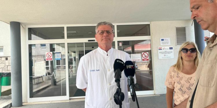 Slobodna Dalmacija – U KBC-u Split nakon makljaže zaprimljena četiri navijača i policajac. Jednome teško ozlijeđena čeljust…