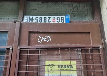 Slobodna Dalmacija – Važna obavijest za vlasnika srpskog vozila; pronađena mu je registarska pločica stradala u kršu, eno je poviše vrata…